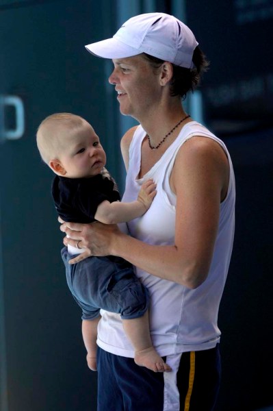 La tenista estadounidense Lindsay Davenport, ex número uno del mundo, lleva en brazos a su hijo Jagger tras una sesión de entrenamiento en la pista central del Rod Laver Arena de Melburne