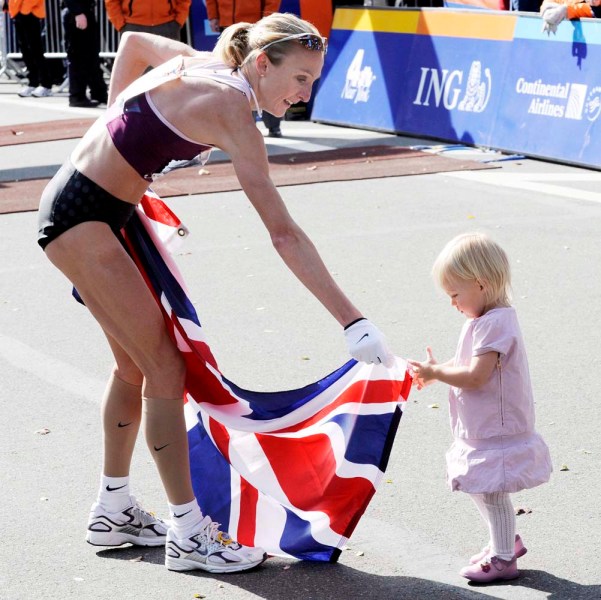 La atleta británica Paula Radcliffe (izda) sostiene una bandera británica junto a su hija Isla tras proclamarse vencedora del Maratón de Nueva York 2008, uno de los más populosos del mundo con casi 40.000 corredores en la salida, que se ha celebrado hoy domingo 2 de noviembre en Nueva York, Estados Unidos.