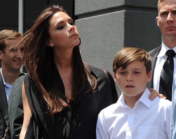  La cantante británica y diseñadora Victoria Beckham (i) y su hijo Brooklyn (d) asisten al acto de entrega de la estrella en el Paseo de la Fama de Hollywood 