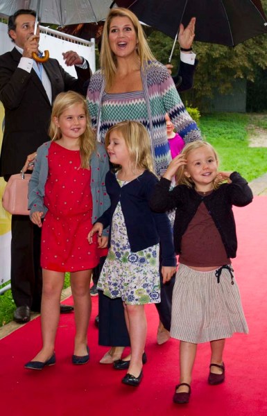 La princesa Máxima de Holnada (al centro-detrás) en la alfombra roja con sus hijas, (de iz a der) Amalia, Alexia y Ariane en Amstelveen, Holanda