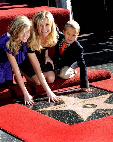 La actriz estadounidense Reese Witherspoon posa con sus hijos Ava (i) y Deacon 