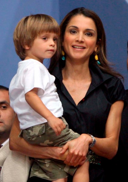 La reina Rania de Jordania sostiene en brazos a su hijo, el príncipe Hashem, durante la celebración del Trofeo "Abdalá II" al deporte escolar en el pabellón de baloncesto "Hamza" en Ammán, Jordania