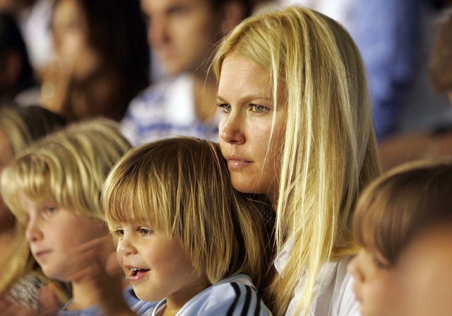 La modelo argentina Valeria Mazza asiste junto a sus hijos al partido de tenis entre Feliciano López (Esp), y Juan Martín del Potro (Arg), por la final de la Copa Davis que se disputó hoy, 21 de noviembre de 2008