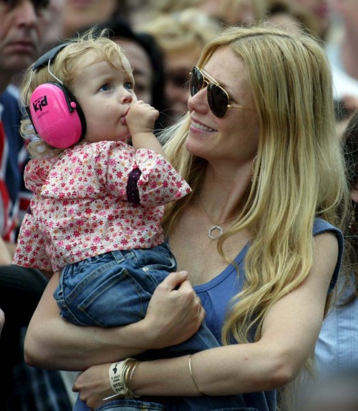 La actriz estadounidense Gwyneth Paltrow (d) sostiene a su hija Apple (i) en brazos mientras observa la actuación de su marido Chris Martin, vocalista de Cold Play, en el Live 8, en Hyde Park 