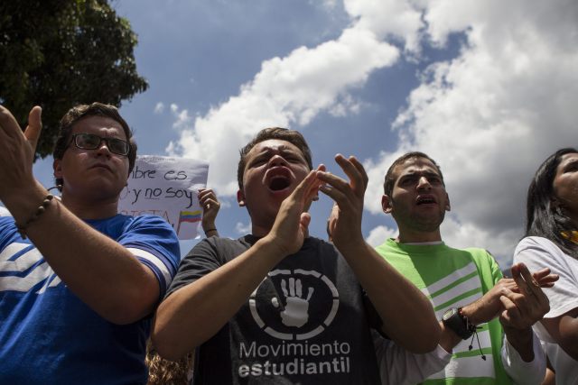 OPOSICIÓN Y ESTUDIANTES MARCHAN EN CARACAS POR "RESURRECCIÓN" DE DEMOCRACIA