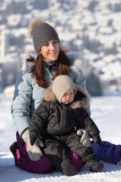 La princesa Mary de Dinamarca, esposa del príncipe heredero Federico de Dinamarca, posa con su hijo Vincent durante las vacaciones