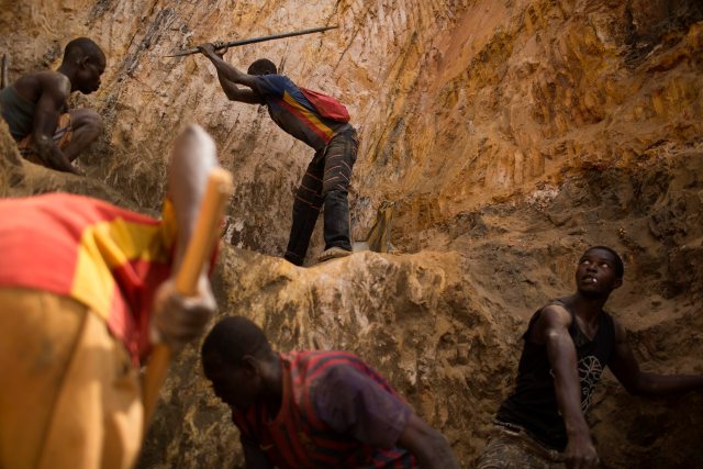 Los buscadores de trabajo en una operación a cielo abierto de la mina de oro Ndassima, cerca Djoubissi norte de Bambari 09 de mayo 2014. REUTERS / Siegfried Modola