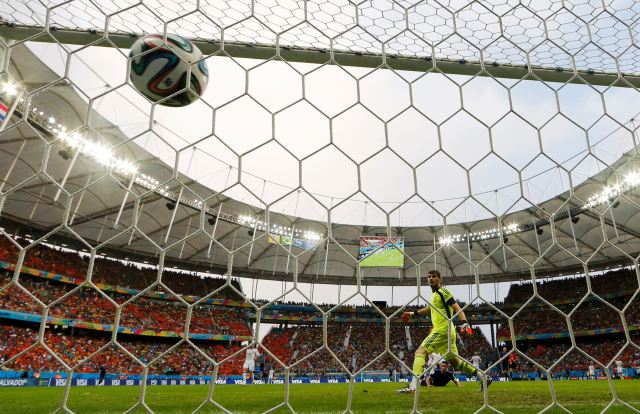 Robin van Persie se dirige a anotar el gol ante Iker Casillas durante el partido de fútbol 2014 (Foto Reuters)