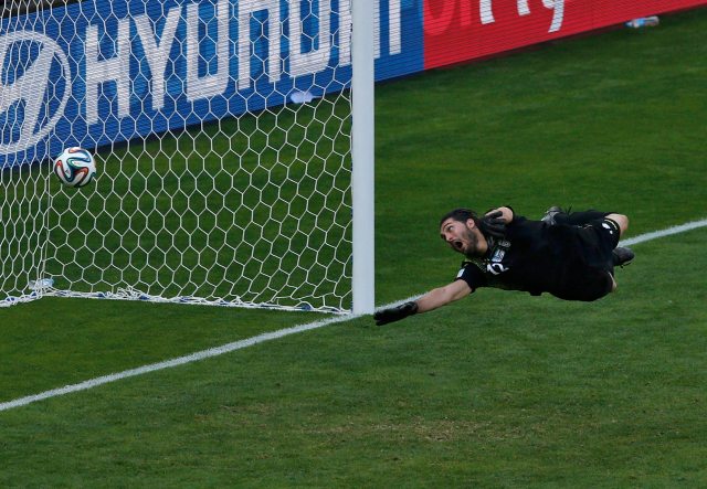 Portero iraní Alireza Haghighi no puede guardar un gol de Lionel Messi  (Foto Reuters)