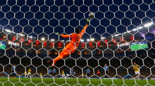 James Rodríguez anota un gol ante el portero de Uruguay, Fernando Muslera (Foto Reuters)