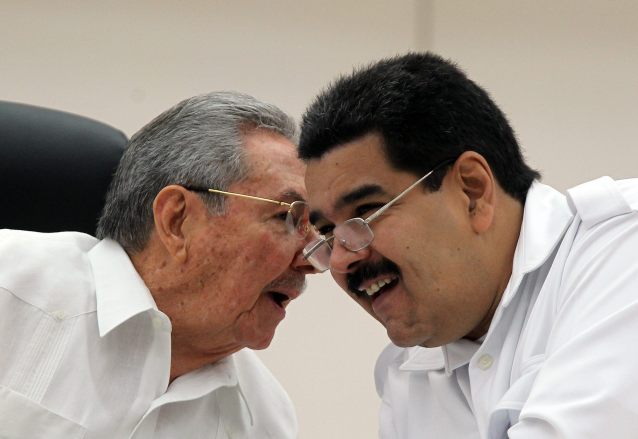 Los gobernantes de Cuba y Venezuela, Raúl Castro (izq) y Nicolás Maduro (der), conversan el lunes 20 de octubre de 2014, en La Habana (Cuba), durante la inauguración de la cumbre extraordinaria que celebra la Alianza Bolivariana de los Pueblos de América (ALBA) para coordinar acciones para el combate y prevención de la epidemia.Alejandro Ernesto/EFE  