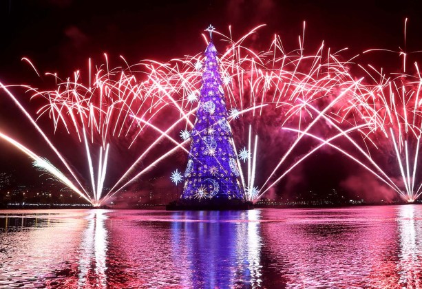 SE ENCIENDE DE NUEVO EL ÁRBOL FLOTANTE DE NAVIDAD MÁS ALTO DEL MUNDO