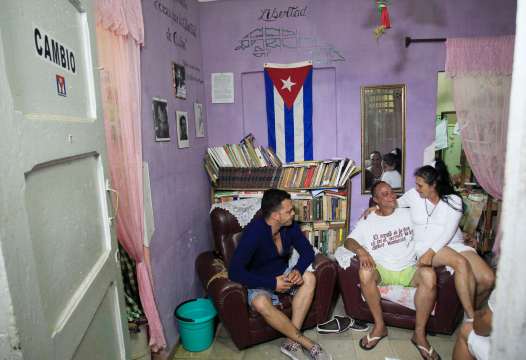 Foto: Ángel Figueredo se sienta con su esposa y sus Haydee Gallardo A Su Reynier su casa en La Habana, 08 de enero 2015 Figueredo y Gallardo, que es miembro de las "Damas de Blanco", grupo disidente, se encuentran entre los ocho detenidos que fueron liberado hoy, los disidentes dijeron el jueves. El compromiso de La Habana a gratis 53 reclusos, los Estados Unidos consideran presos políticos, fue una parte importante de un histórico Indicar acuerdo el mes pasado bajo los qui dos gouvernements acordó renovar las relaciones diplomáticas Después de más de 50 años. Figueredo y Gallardo fueron detenidos este pasado año después de gritar consignas contra el gobierno en un mitin. La pegatina en la puerta dice "Cambiar". Reuters