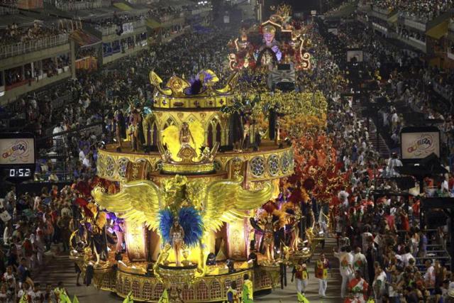 La escuela de Samba Grande Rio realiza su desfile en el primer día de los famosos desfiles de las escuelas de samba del Grupo Especial de Río de Janeiro, el principal evento del carnaval en Brasil, considerado el mayor espectáculo del mundo al aire libre. EFE/Luiz Eduardo Perez