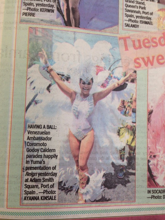 La embajadora de Venezuela en Trinidad & Tobago desfilando en Carnaval en Puerto España. / Foto Trinidad Express página 7 edición del 18 febrero de 2015