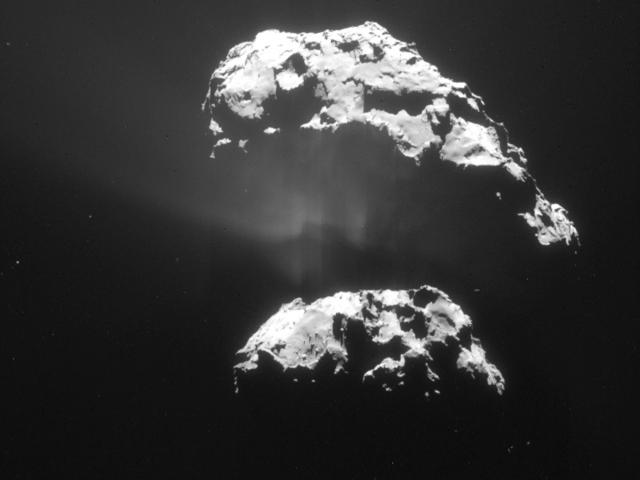 Esta foto del 9 de febrero del 2015 difundida por la Agencia Espacial Europea el 13 de febrero del 2015 muestra al cometa 67P/Churyumov-Gerasimenko tomada por la sonda Rosetta desde 105 kilómetros. La agencia hizo acercar la sonda hasa apenas 6 kilómetros el 14 de febrero para tomar fotos y medidas más detalladas. (AP Foto/ESA/Rosetta/Navcam)