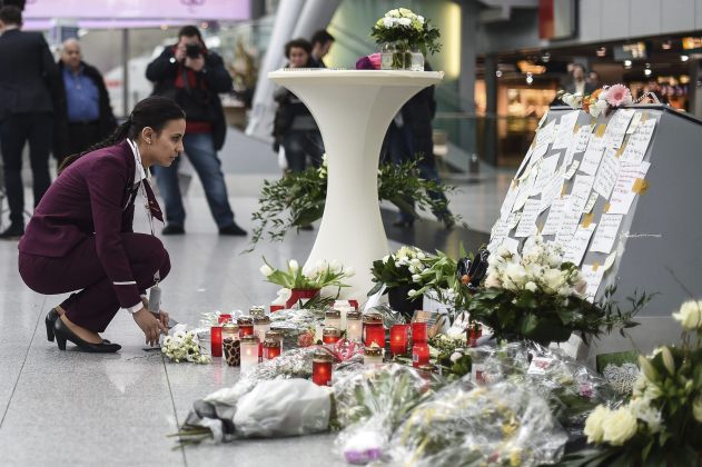 Flores por los fallecidos en el accidente del avión de Germanwings (Foto EFE)