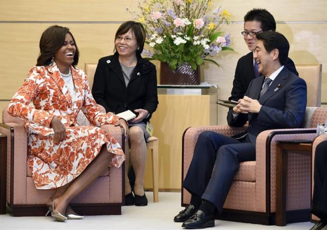 La primera dama estadounidense, Michelle Obama (i), y el primer ministro de Japón, Shinzo Abe, durante su reunión en la residencia oficial de Abe en Tokio (Japón), hoy, jueves 19 de marzo de 2015. Michelle Obama llegó ayer al país para iniciar una gira asiática en solitario de cinco días que también le llevará a Camboya y con la que pretende fomentar la escolarización femenina en todo el mundo . EFE/FRANCK