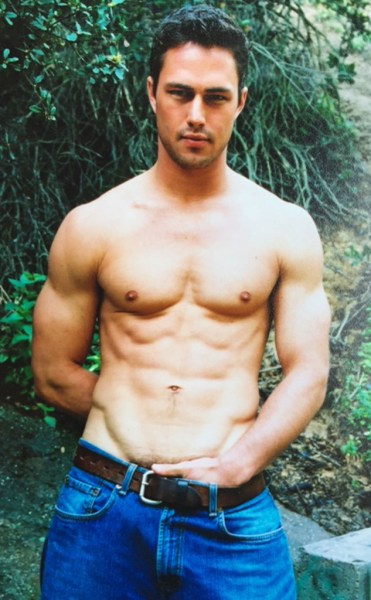 rs_634x1024-150225100914-634.taylor-kinney-sexy-abs-modeling-022515