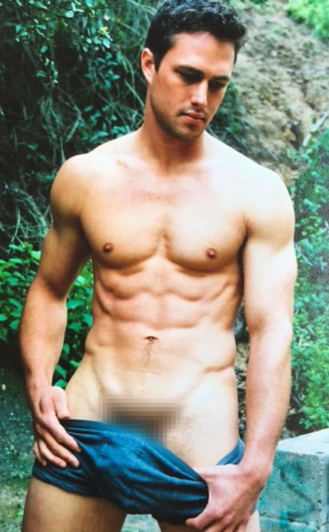 rs_634x1024-150225100914-634.taylor-kinney-sexy-abs-modeling2-022515