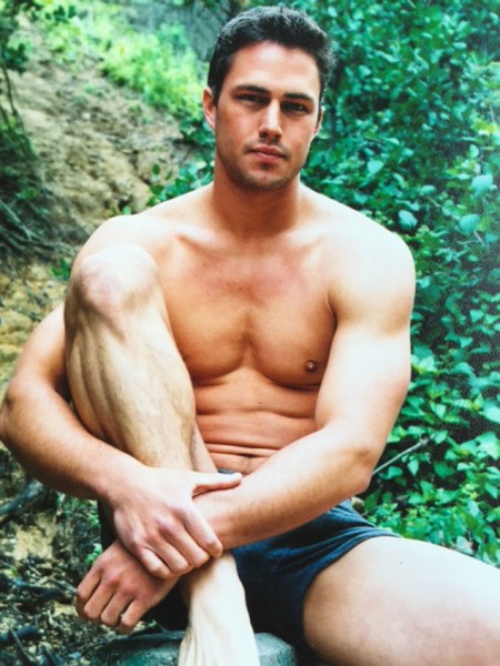 rs_634x845-150225100913-634.taylor-kinney-sexy-abs-modeling3-022515
