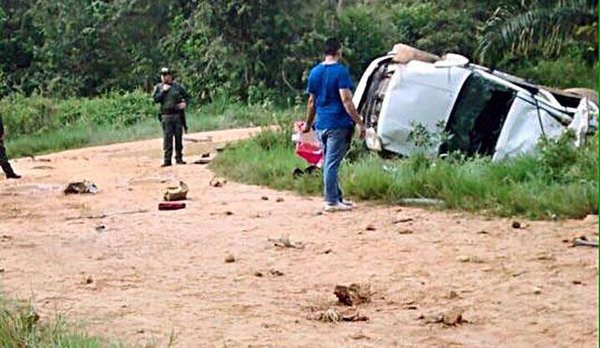 Foto: Una de las patrullas donde iban los policías fue semidestruida por la explosión  / lanacion.com.ve