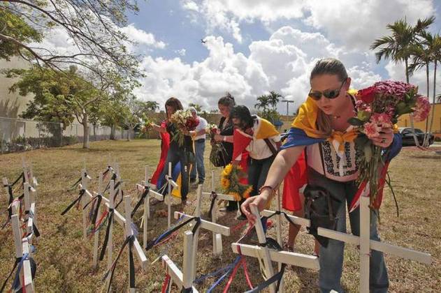  Yubisay Camero honra junto con otros venezolanos a las víctimas de la revuelta en su país, durante un tributo en el Monumento a los Caídos en Doral el domingo 12 de abril de 2015. Alexia Fodere Para El Nuevo Herald 