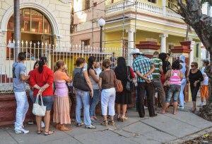 Los cubanos ahora tienen los problemas de cualquier viajero, la visa y el dinero para el pasaje