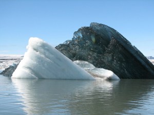Este es el impresionante Iceberg negro que conmociona las redes sociales (Foto)