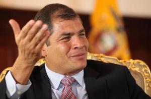 Presidente de Ecuador reanuda campaña tras crimen de partidarios