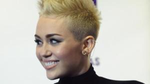 Miley Cyrus sigue con el temita del pelo