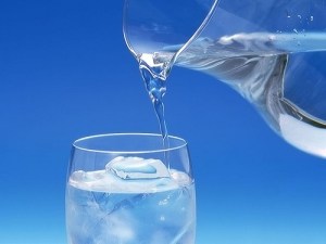¿Es mejor beber agua fría o agua caliente?