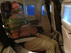 La FOTO del impertinente borrachín que amarraron en el avión