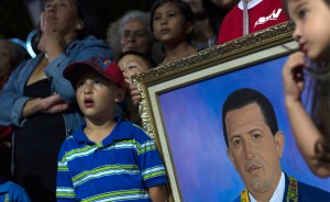 Chavistas y opositores, atentos a Chávez aunque sin apartarse de la polémica