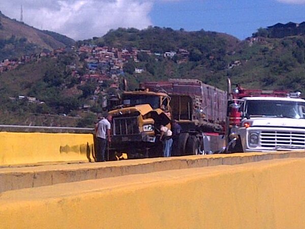 Reportan choque entre dos gandolas bajando de La Guaira (FOTOS)