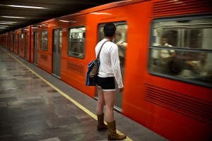Se montaron en el Metro sin pantalones (FOTOS)