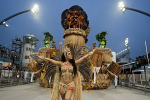 Las comparsas populares abren el segundo día del carnaval de Sao Paulo (Fotos)