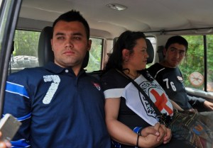 Familias de policías colombianos liberados los esperan con emoción en Bogotá
