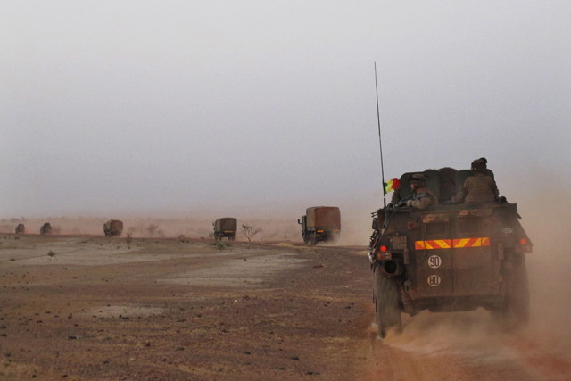Francia bombardea a los islamistas en norte de Malí, donde la situación es tensa