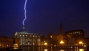 Un rayo golpea la Basílica de San Pedro luego de la renuncia del Papa (Impactantes fotos)