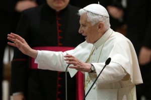 El exorcista del Vaticano agradece a Benedicto XVI su apoyo