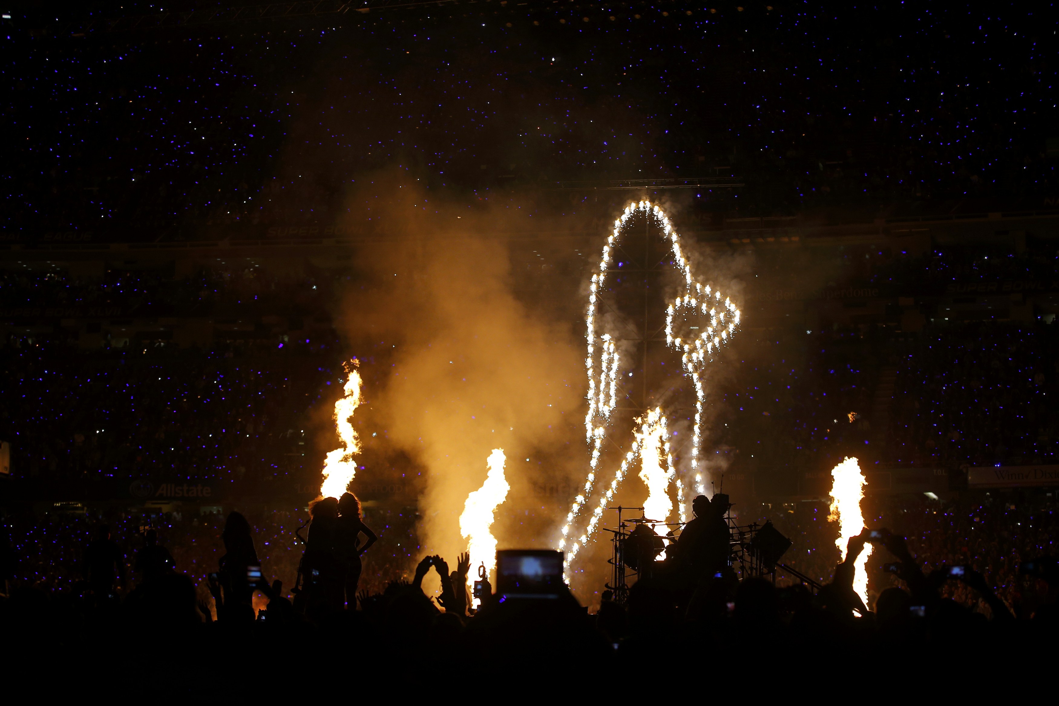 Beyoncé en el espectáculo del Super Bowl = GRRRR (FOTOS)