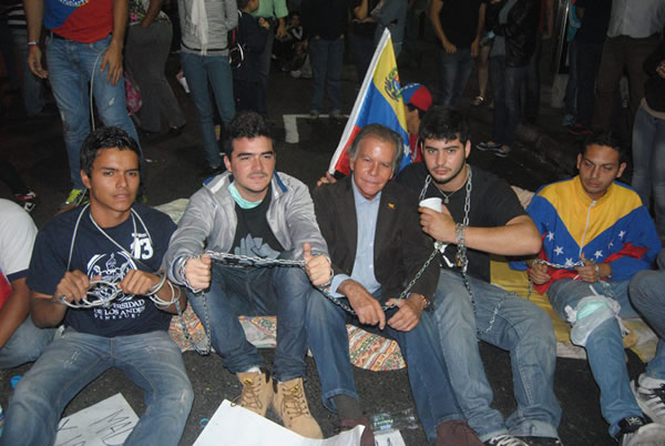 Diego Arria se encadenó en apoyo a los estudiantes (Fotos)