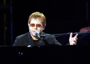 Elton John lanza una campaña contra el sida por San Valentín