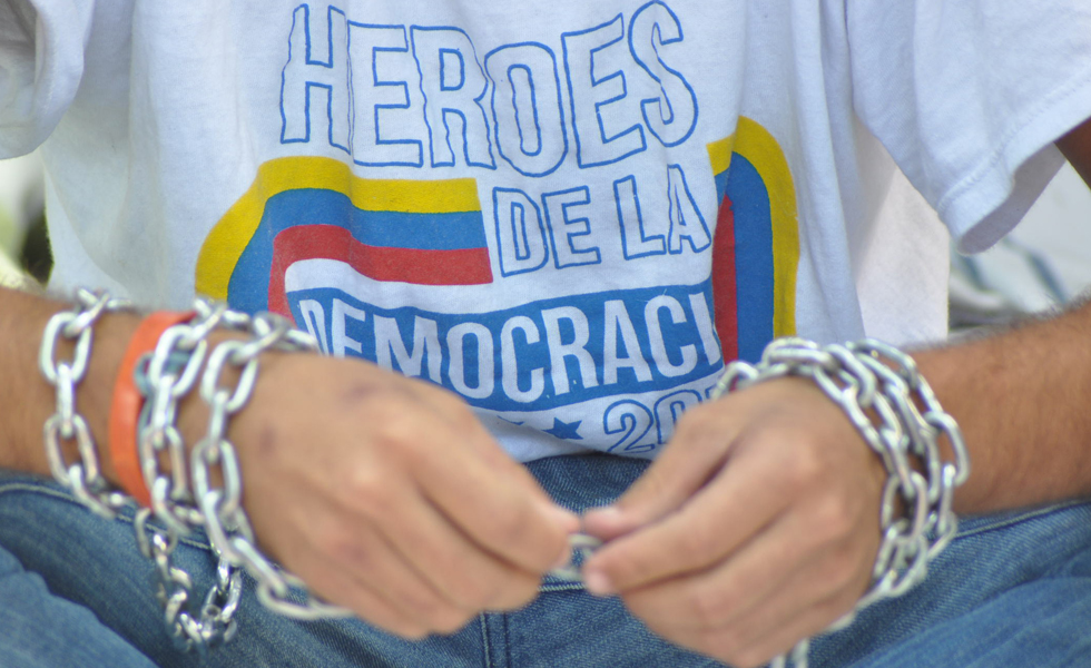 Estudiantes encadenados en la OEA radicalizarán sus acciones