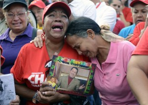 Oficialistas le dan a Chávez un masivo y desgarrador último adiós (FOTOS)