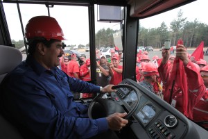 Maduro pidió a la AN aprobar Ley que regule compra y venta de vehículos