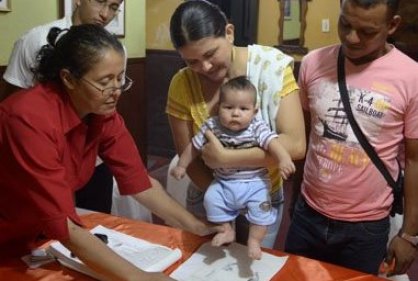 Pareja colombiana registra a su hijo Francisco en honor al nuevo Papa