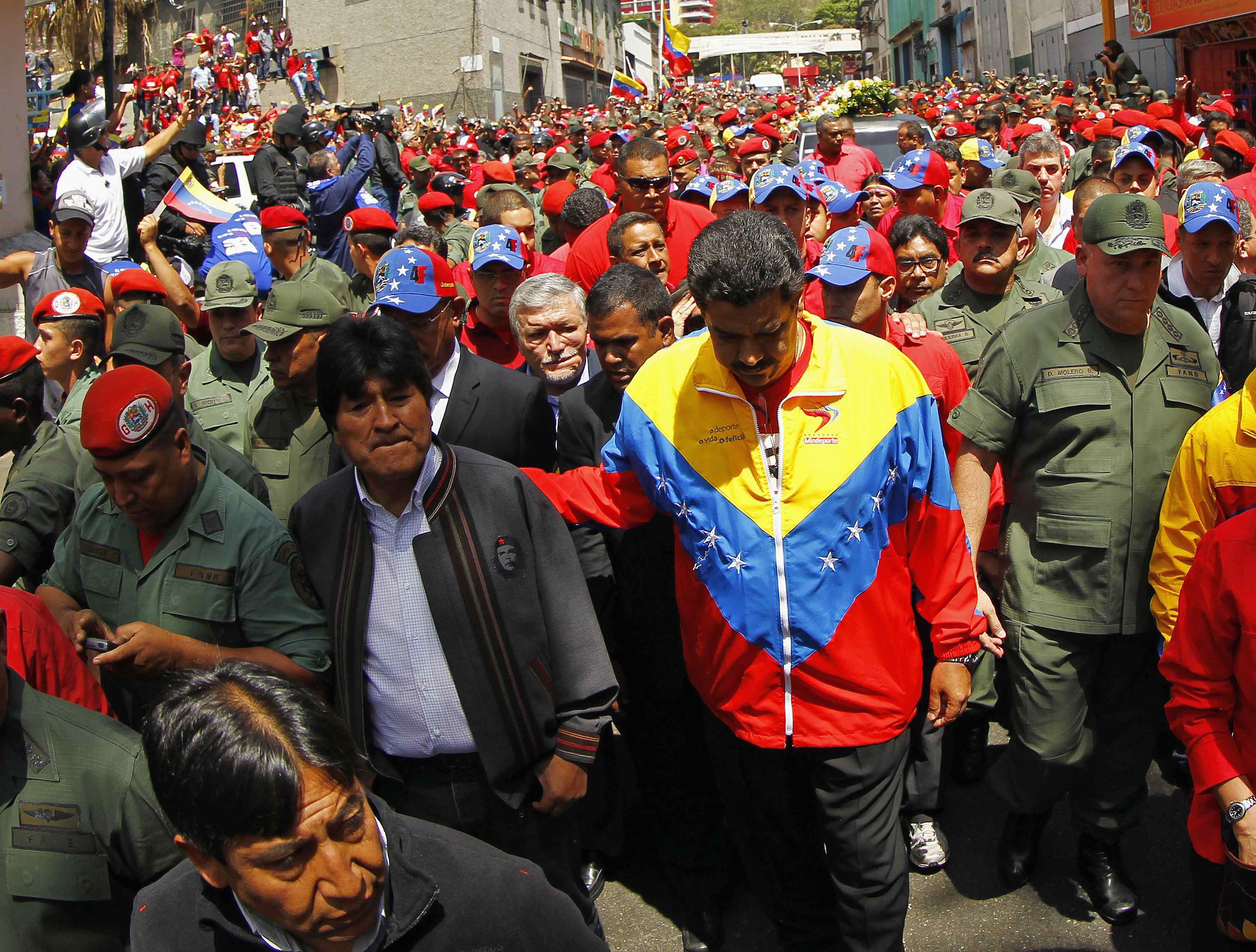 Maduro camina acompañado por Evo Morales a los pies del ataúd de Chávez (FOTO)