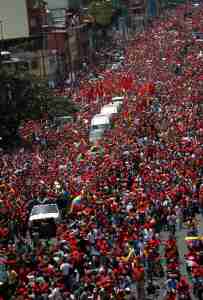 Marea roja acompañó el féretro de Chávez por el centro de Caracas (FOTOS)